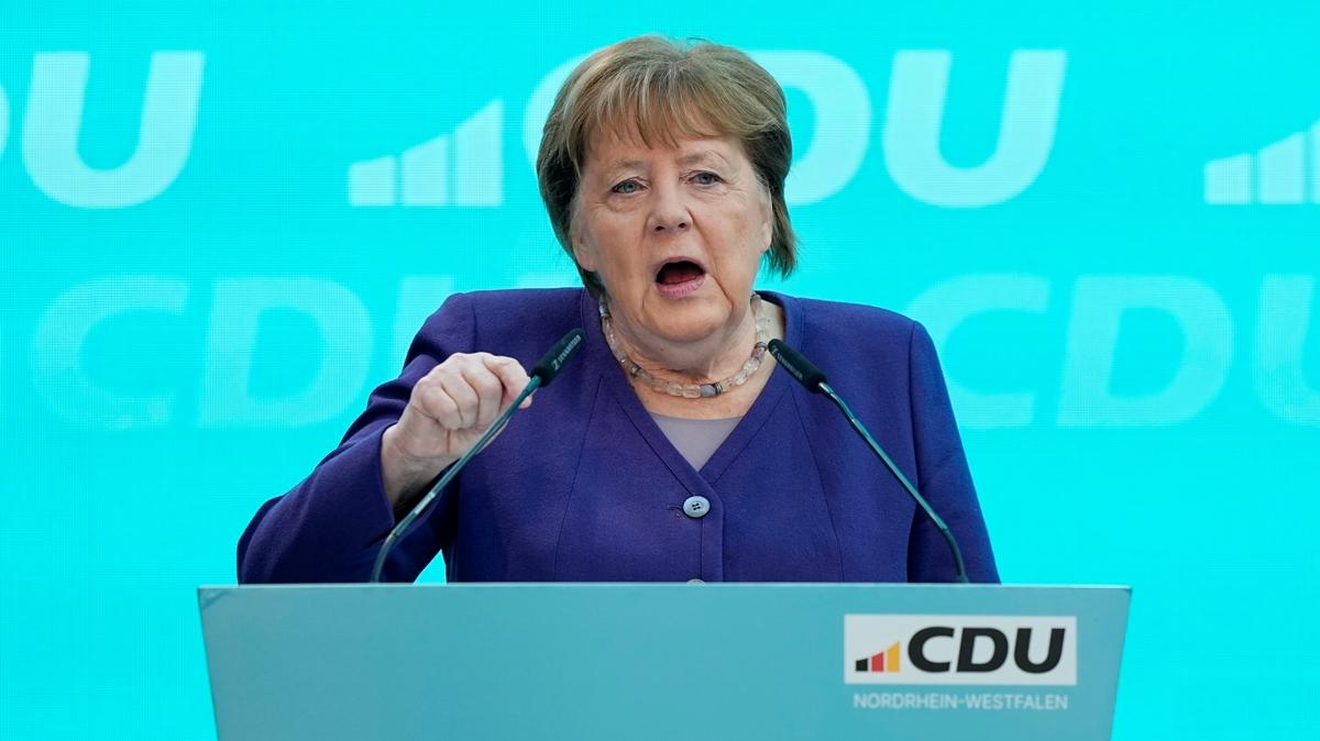 Merkel uzun sren sessizliini bozdu: zin vermenin yanl olduuna inanyorum