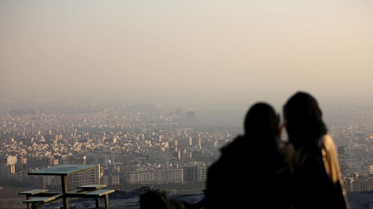 Bakent Tahran'da hava kirlilii alarm! Okullar tatil edildi