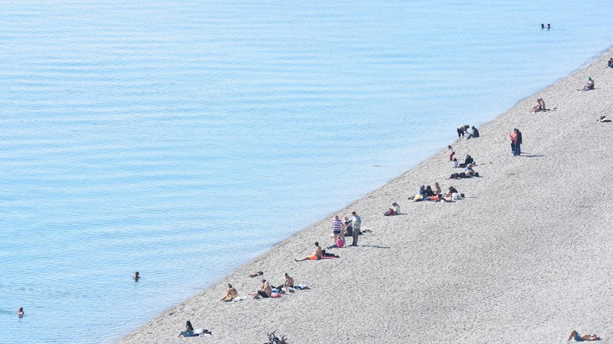 Antalya'da gneli hava! Denize girenler oldu