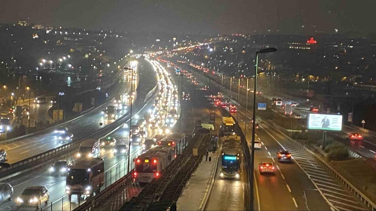 Ara tatil sona erdi! stanbul'da youn trafik