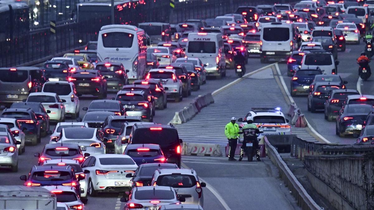 stanbul'da sabah saatlerinde trafik younluu olutu