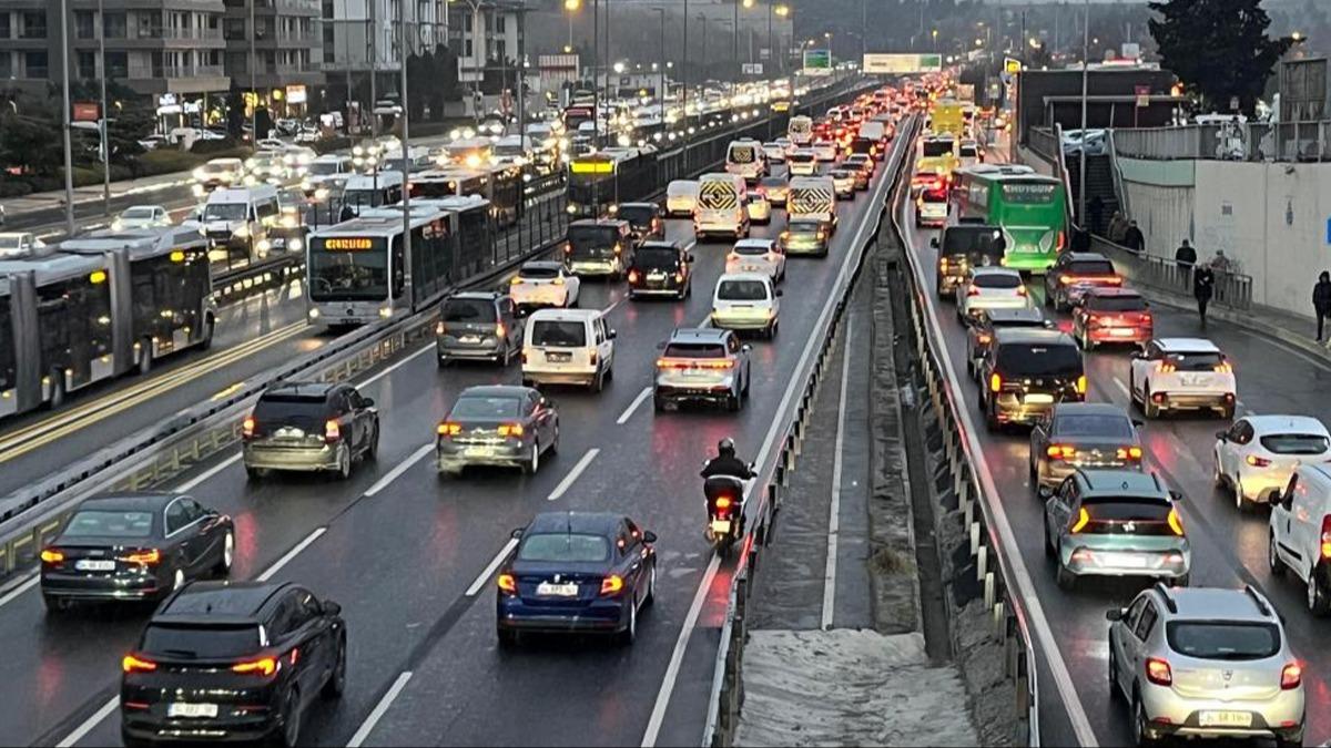 stanbul'da trafik kilit! Younluk yzde 80'e kt