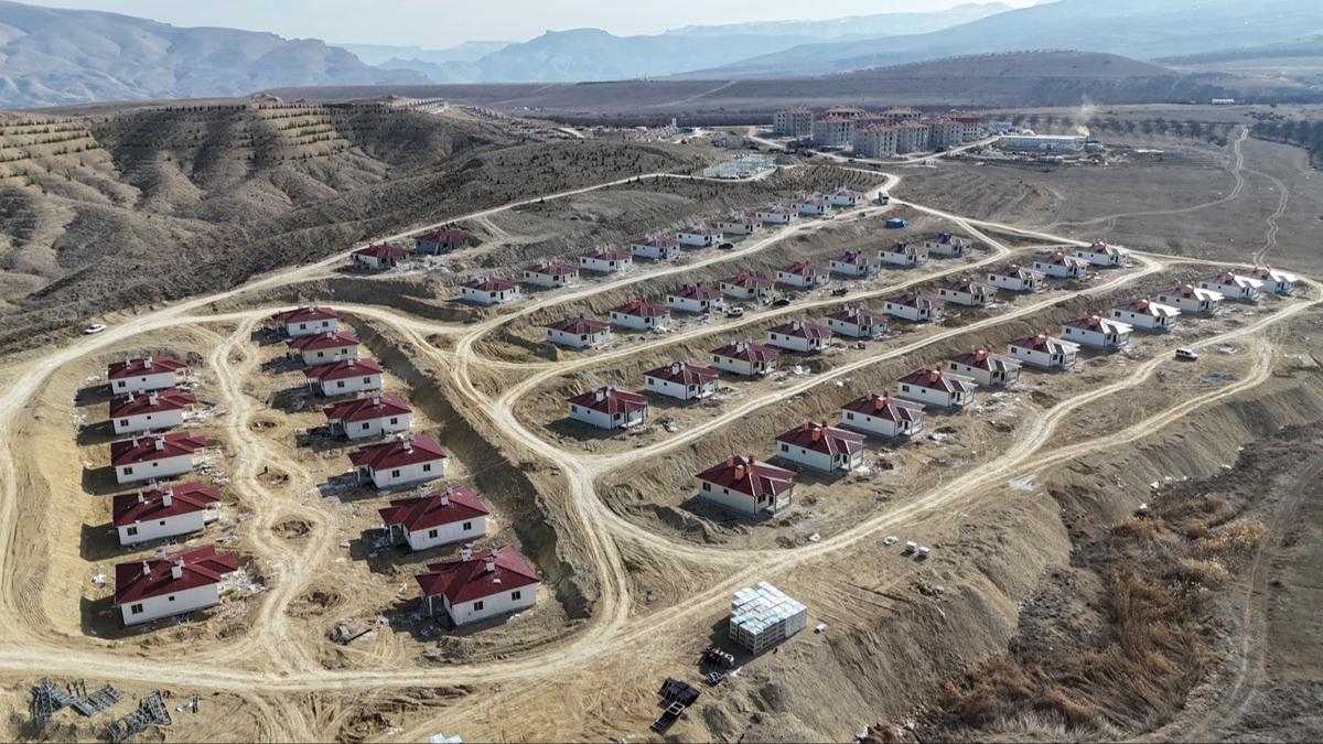 Malatya'nn Darende ilesinde ykselen afet konutlar dronla grntlendi