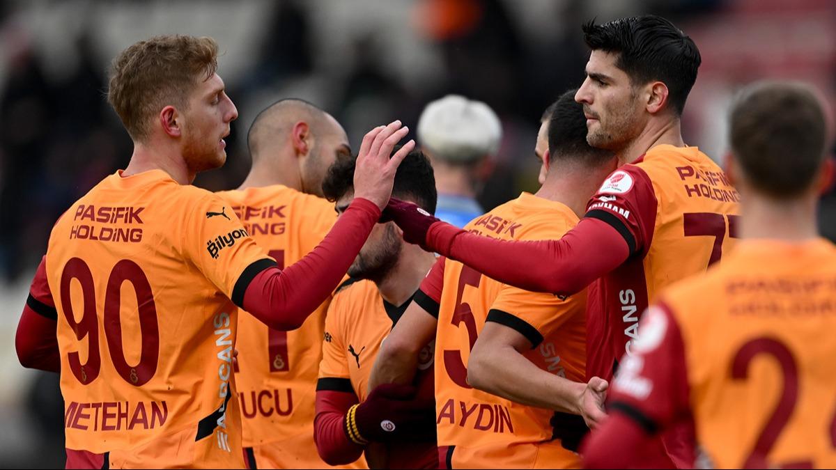 Galatasaray 3 ismi kadroya dahil etti! te Aslan'n yeni UEFA listesi