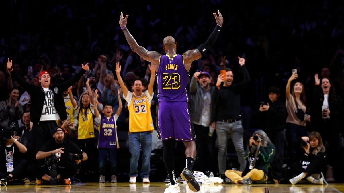 LeBron James'ten tarihi baar! Bir mata 42 say