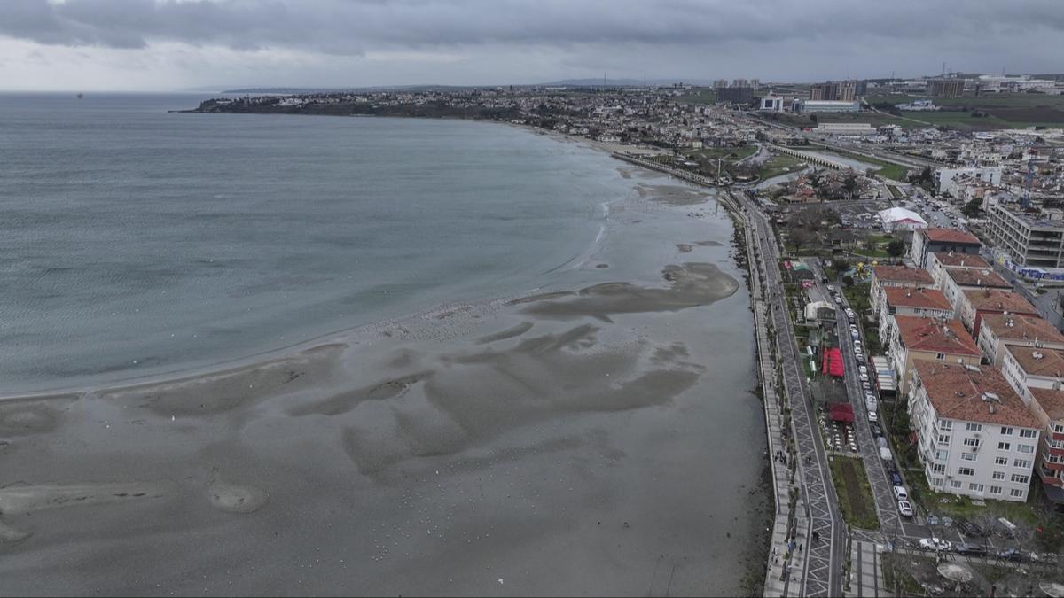 stanbul'da korkutan grnt! Deniz suyu 100 metre ekildi