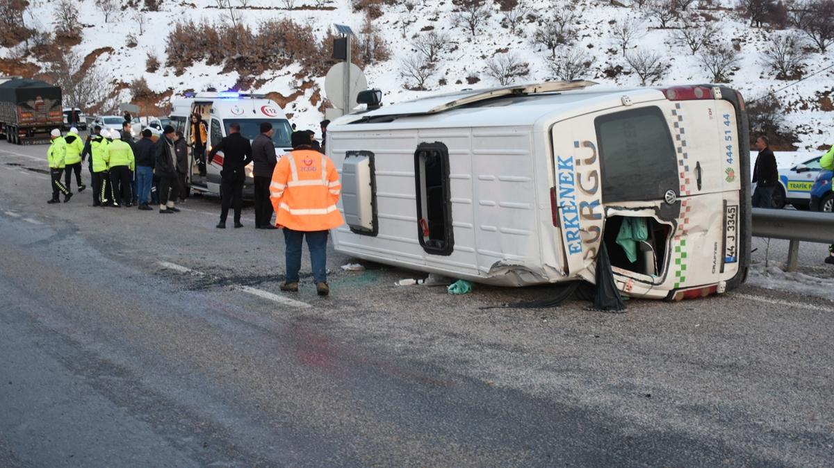 Malatya'da yolcu minibs devrildi: 10 kii yaraland