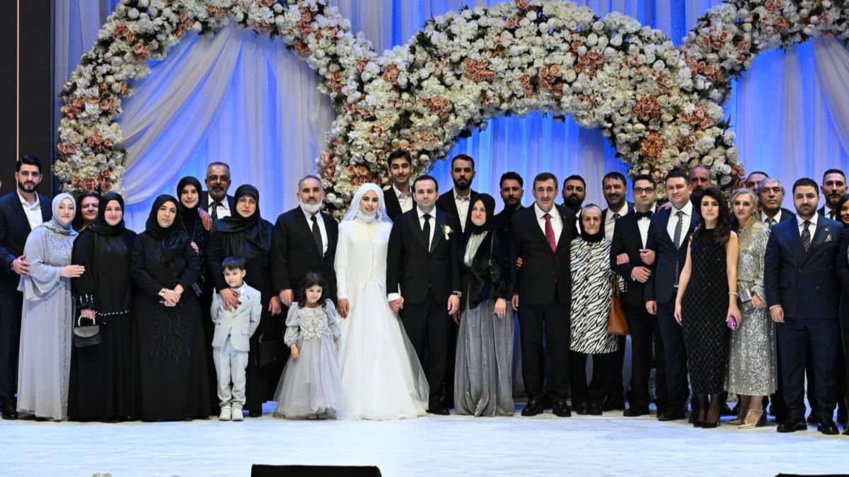 Cumhurbakan Yardmcs Ylmaz'n olu Ferhat Ylmaz, Esra Alperen'le dnya evine girdi