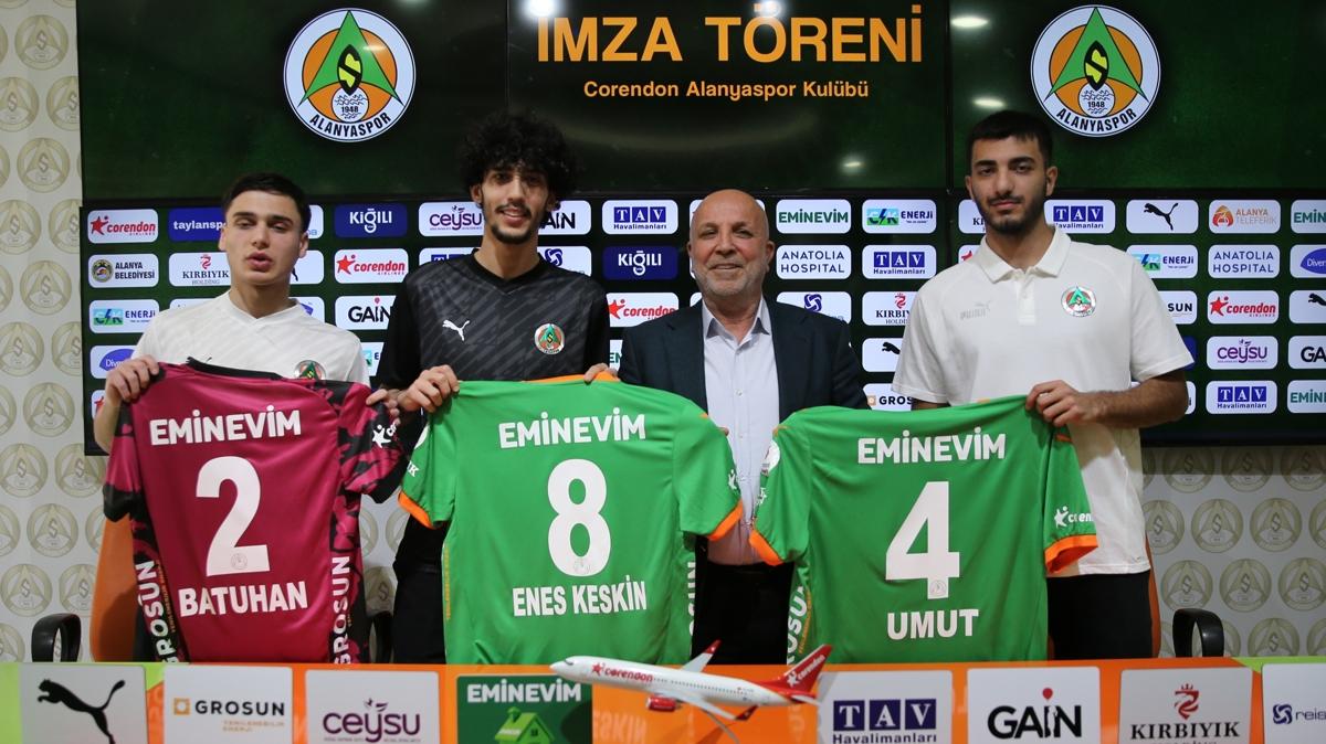 Alanyaspor yeni transferleri iin imza treni dzenledi