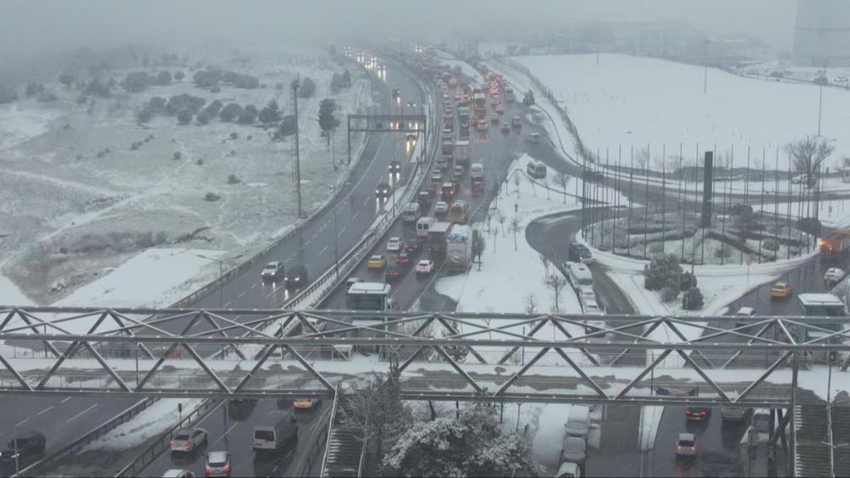 stanbul'da beklenen kar ya balad... Baz ileler beyaza brnd