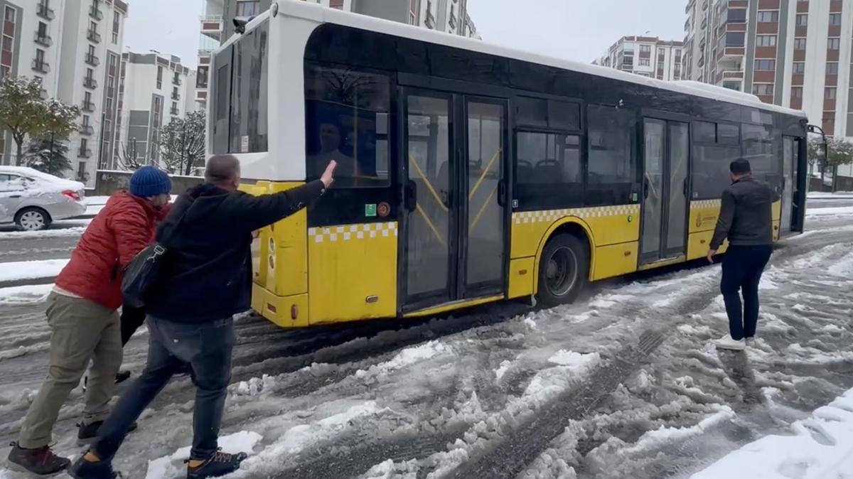 stanbul'da kar: ETT otobs yolda kald