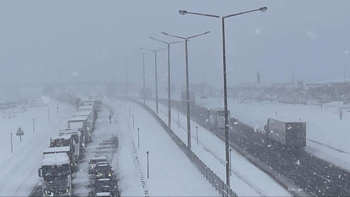 Kar kreme arac ile tr kprden devrildi! 2 src hayatn kaybetti