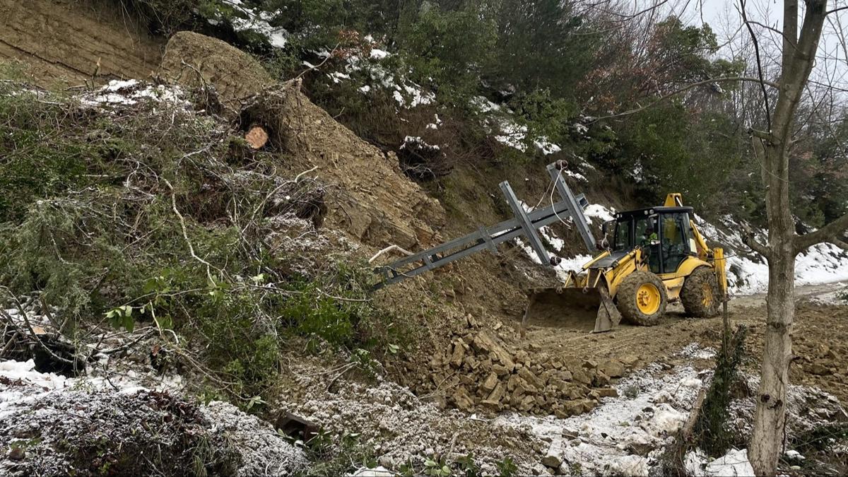 Sinop'ta toprak kaymas! Kapanan yol ald