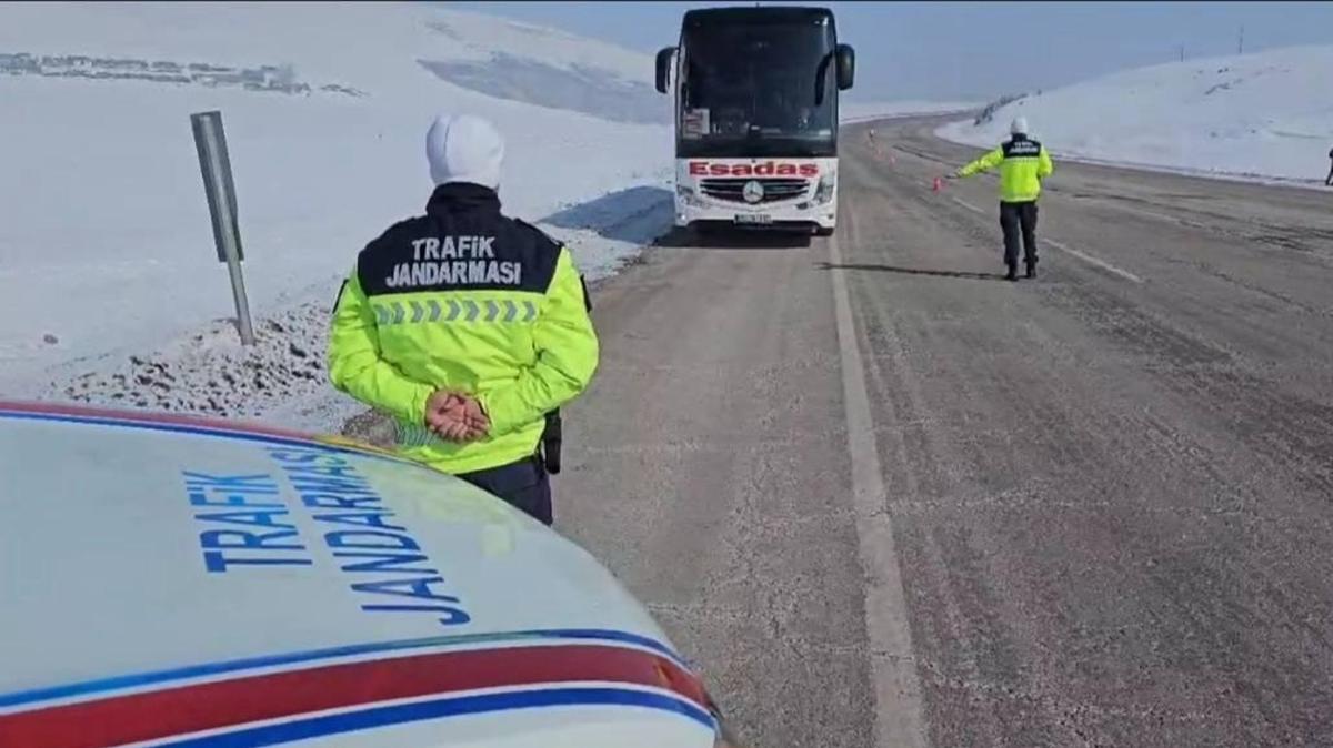 Ardahan'da otobsler yolcu gibi seyahat eden jandarma ekiplerince denetleniyor