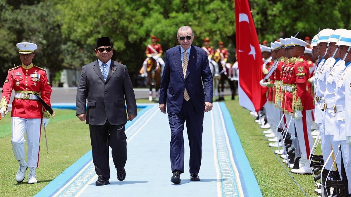 Cumhurbakan Erdoan Endonezya'da resmi trenle karland