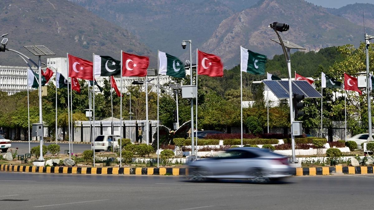 Cumhurbakan Erdoan'n ziyaret edecei Pakistan'da caddelere Trk bayraklar asld
