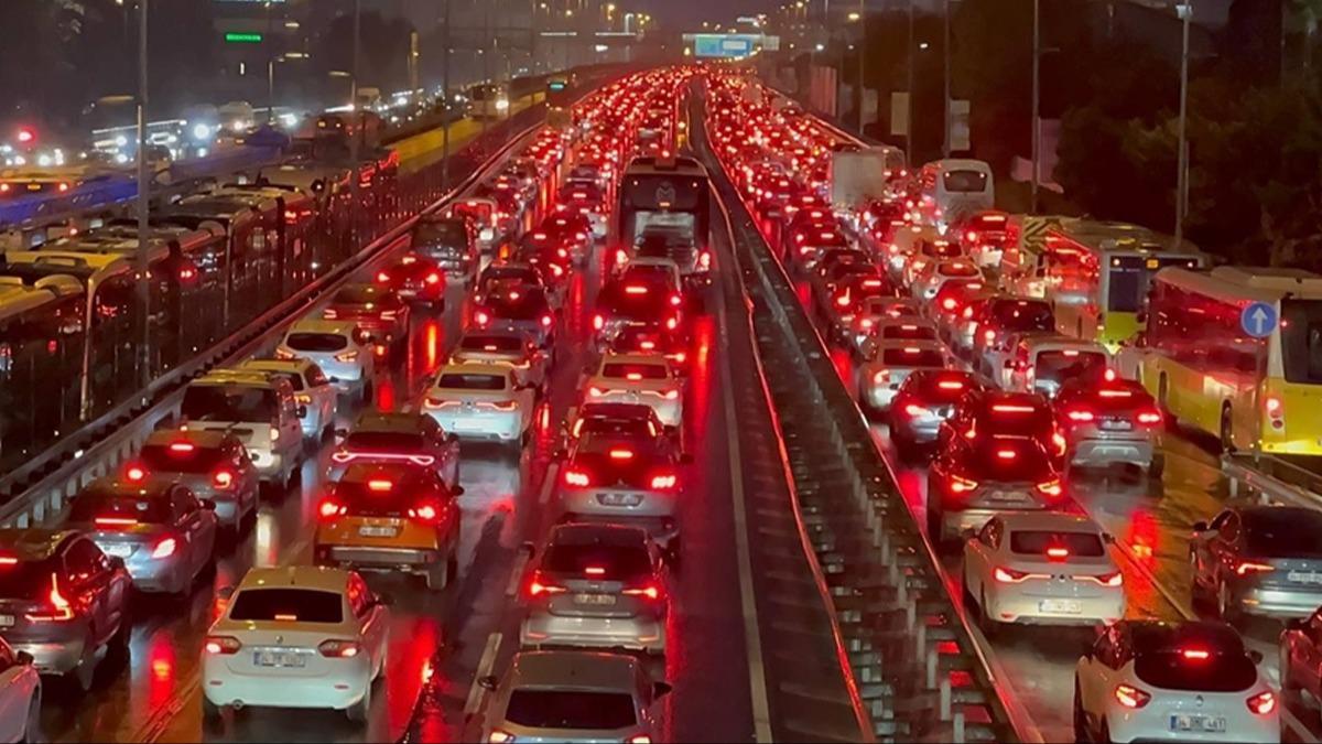 stanbul'da trafik kilit! Younluk yzde 83'e ulat