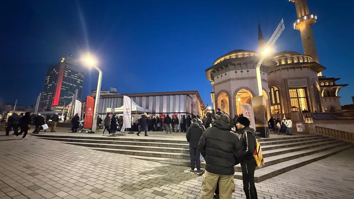 stanbul'un sembol camilerinde, vatandalara salep ve kandil simidi ikram                                              