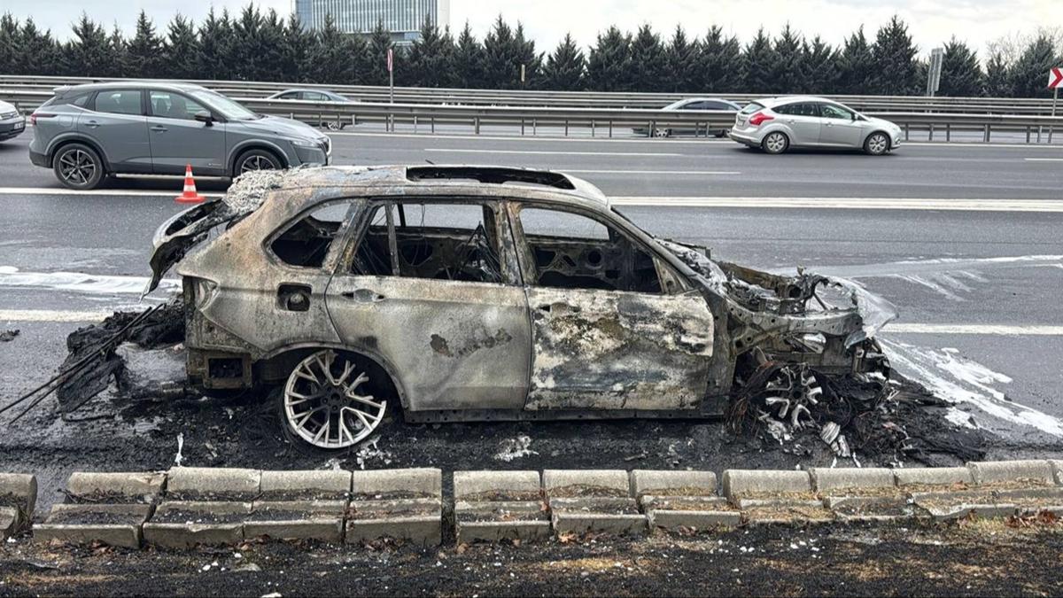 stanbul'da seyir halindeki cip alev alev yand