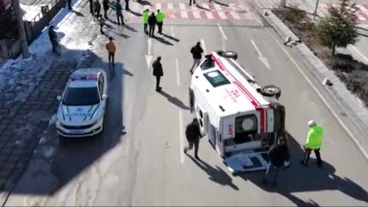 Karaman'da hasta tayan ambulans otomobille arpt: ok sayda yaral var 