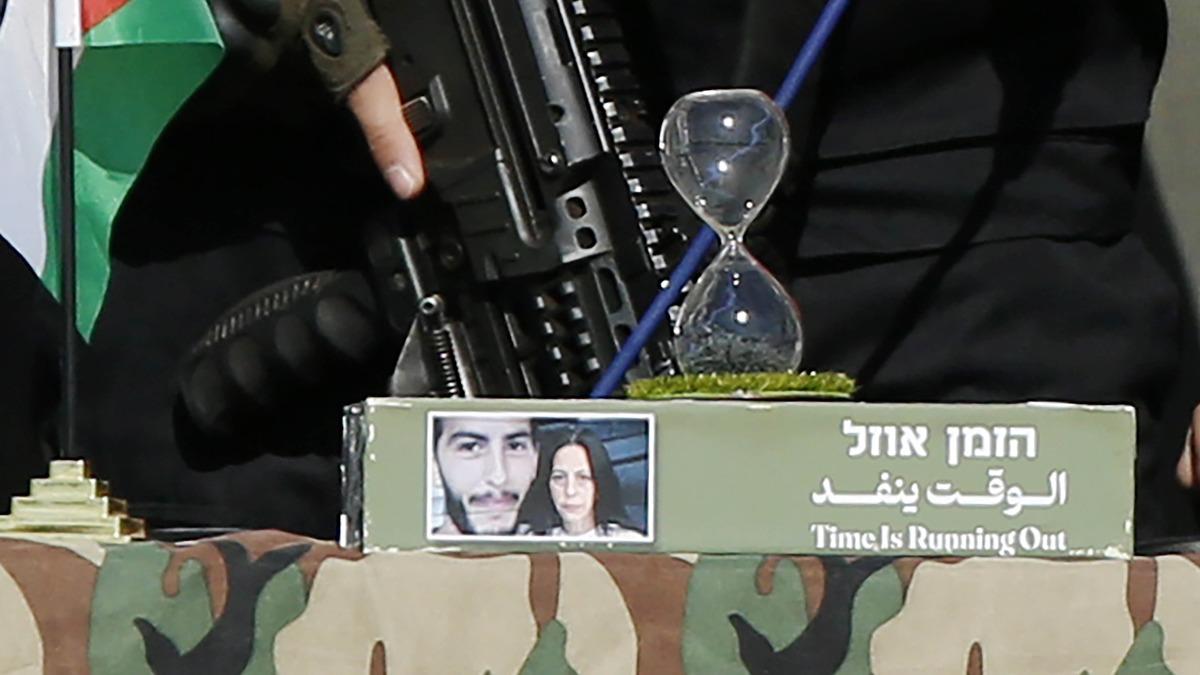 srailli esir yaknlar, Hamas'n ''kum saati'' hediyesini ''yaam belirtisi'' olarak yorumlad