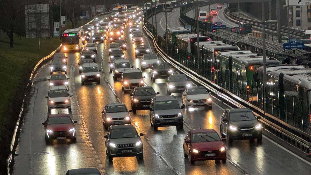 İstanbul'da haftanın ilk iş gününde trafik yoğunluğu yaşanıyor 