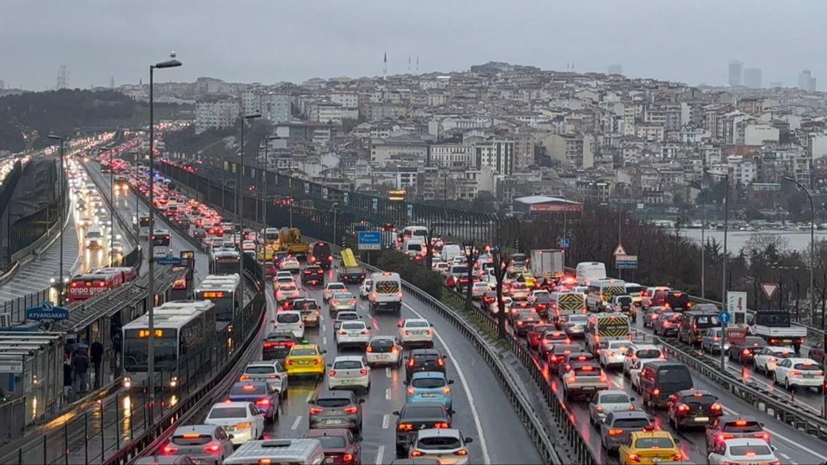 stanbul'da sabah saatlerinde trafik younluu yaanyor