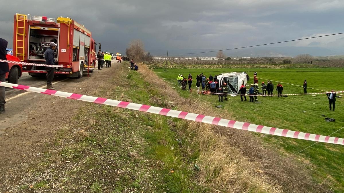 rencileri tayan servis aracnn devrilmesi sonucu 2 kii hayatn kaybetti