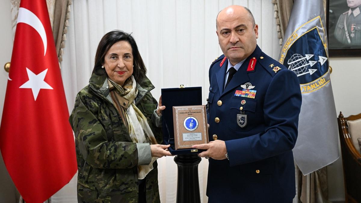 spanya Savunma Bakan Robles, ncirlik'teki 10. Ana Jet s Komutanl'n ziyaret etti