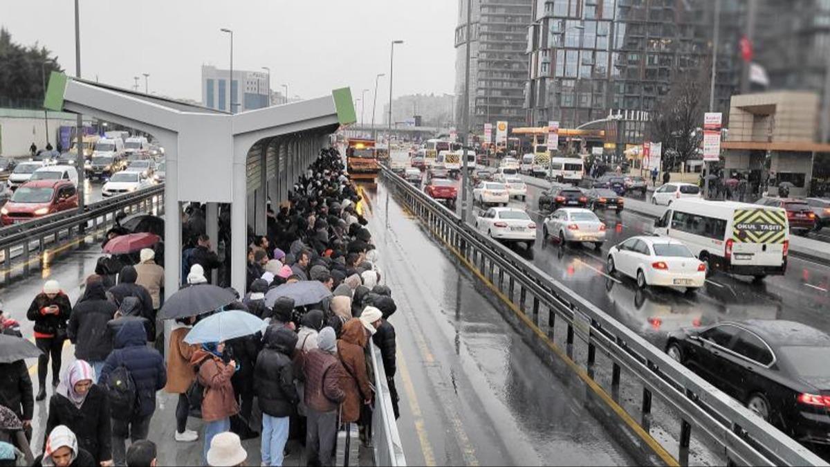 stanbullu yollarda kald! Metrobs duranda insan seli olutu