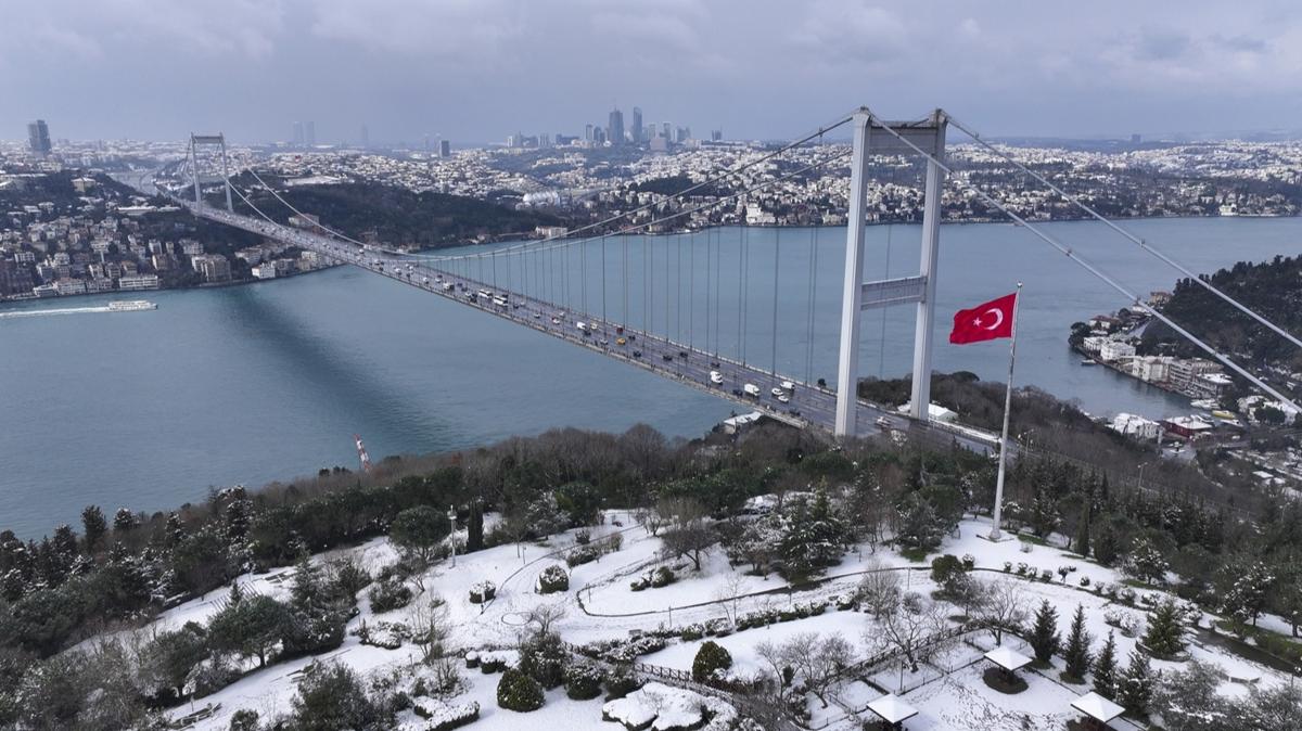 stanbul Boaz'nda sis nedeniyle askya alnan gemi trafii yeniden balad  