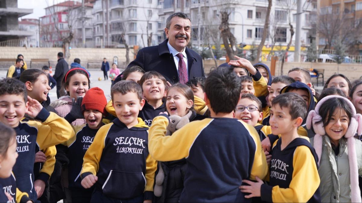 Bakan Tekin, Aksaray'da retmen ve rencilerle bir araya geldi