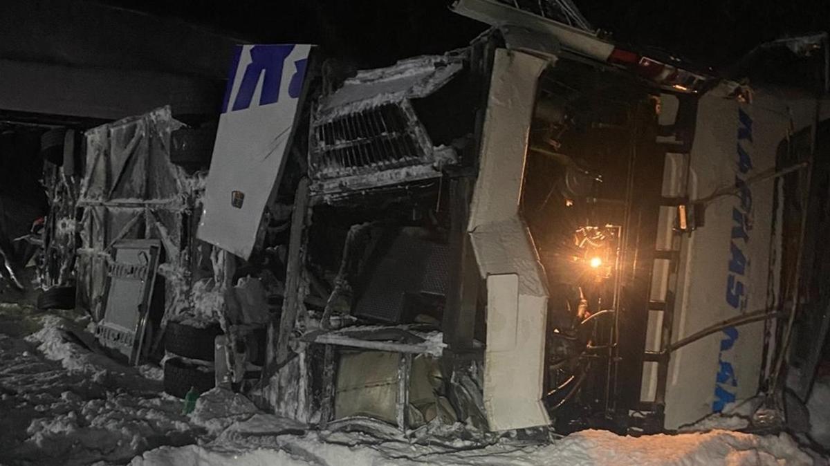 Erzurum'da yolcu otobsnn devrildii kazada 37 kii yaraland