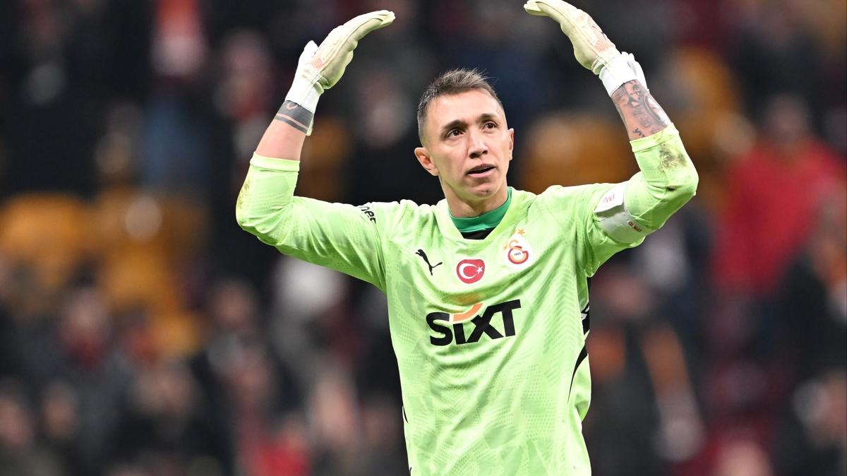 Galatasaray'da derbilerin en deneyimlisi Fernando Muslera  