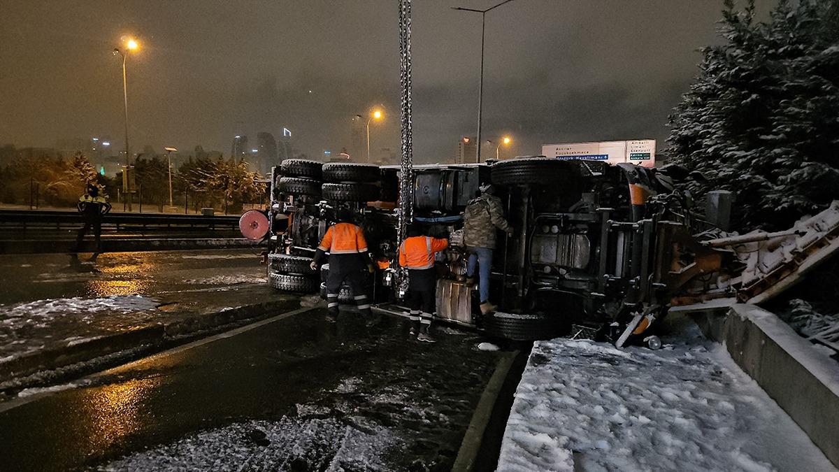 stanbul'da kar kreme arac devrildi 