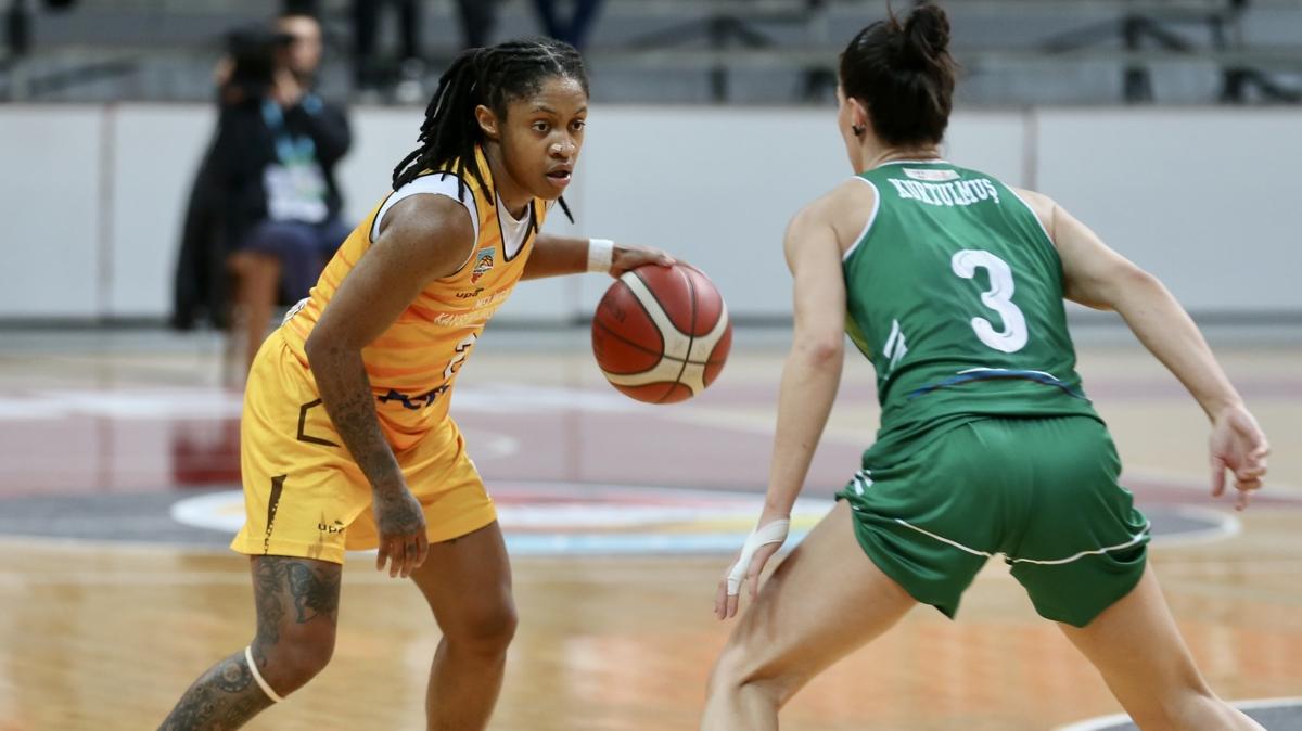 Crystal Simone Dangerfield takm srtlamaya devam ediyor