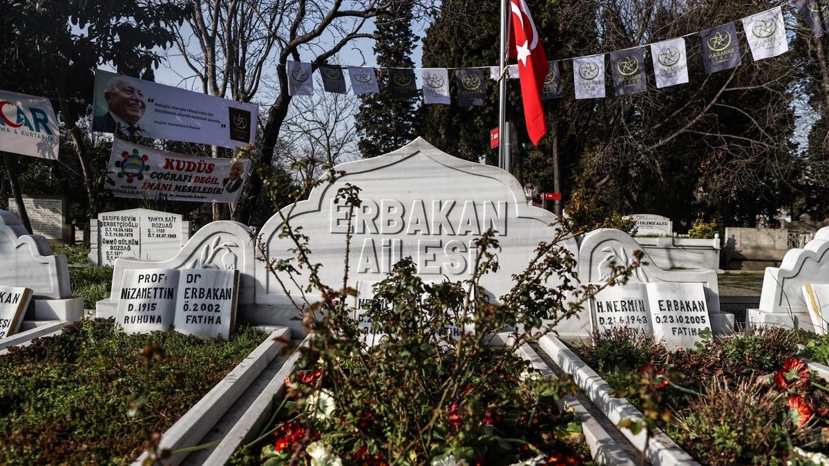 Merhum Necmettin Erbakan kabri banda dualarla anld