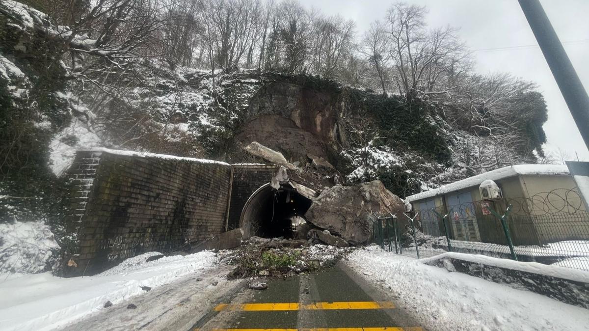 Ekipler blgeye sevk edildi! Karadeniz Sahil Yolu'nda heyelan