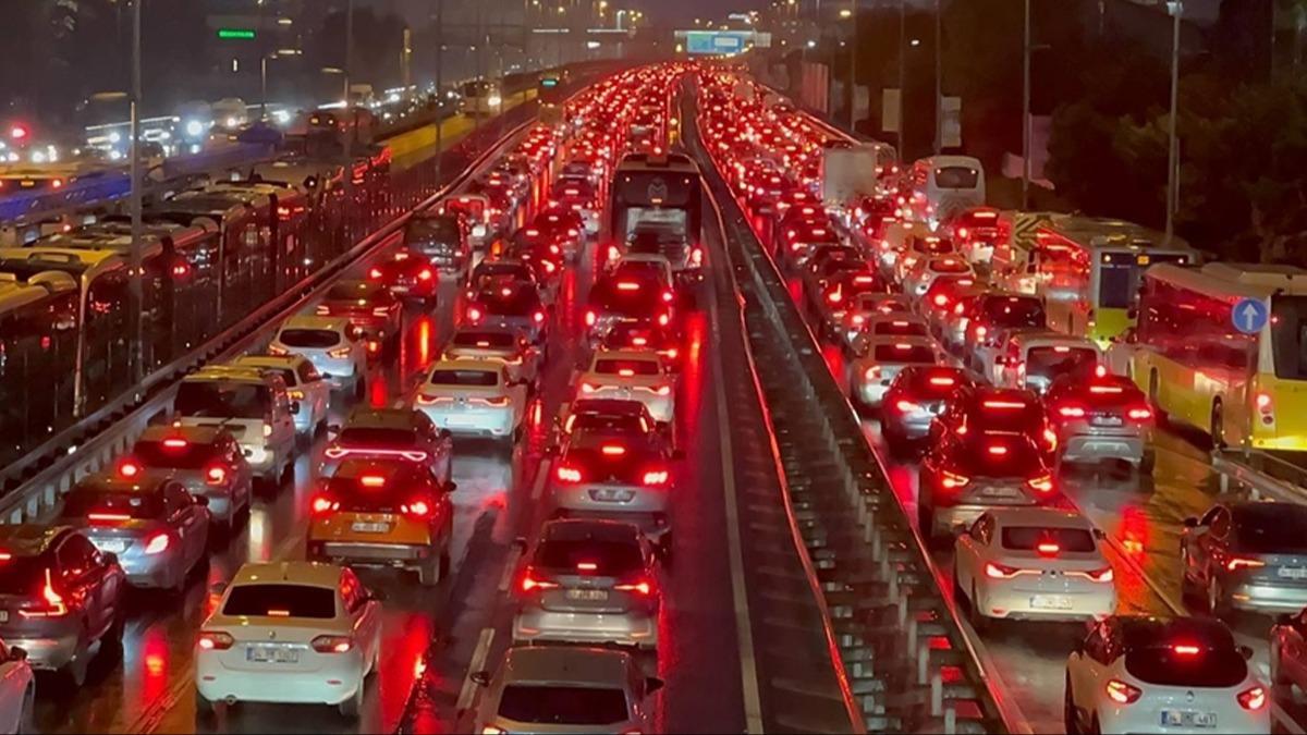 stanbul'da trafik kilit! Younluk yzde 87'ye ulat