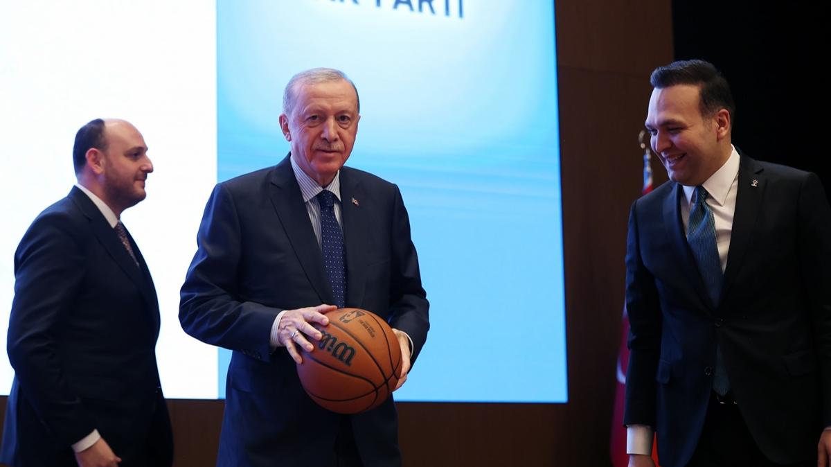 AK Parti Genlik Kollar'ndan Cumhurbakan Erdoan'a basketbol topu hediyesi 