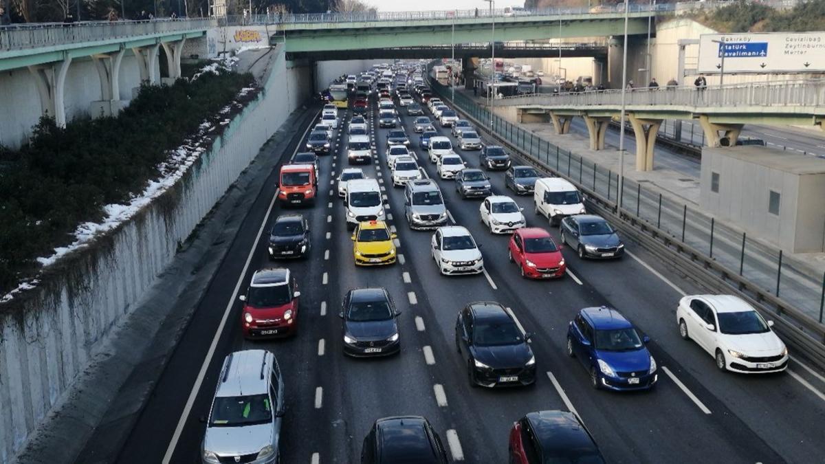 stanbul'da sabah saatlerinde trafik younluu meydana geldi  