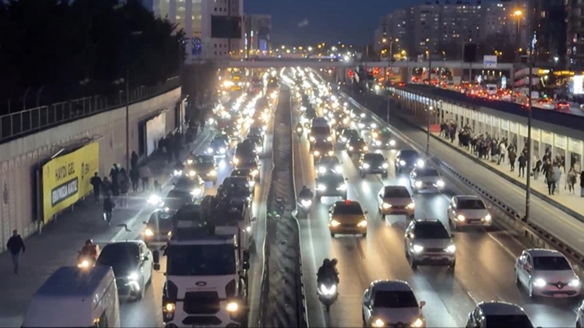 stanbul'da trafik kilit! Younluk yzde 80'e ulat