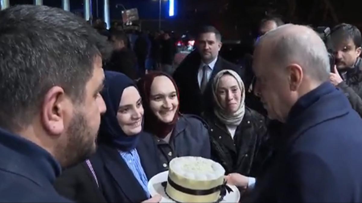 Cumhurbakan Erdoan'a havalimannda doum gn srprizi