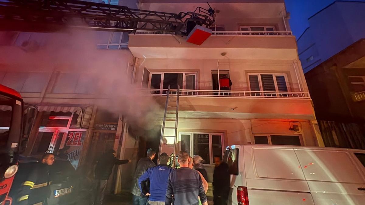 Lleburgaz'da apartman dairesinde yangn! Mahsur kalan 13 kii kurtarld