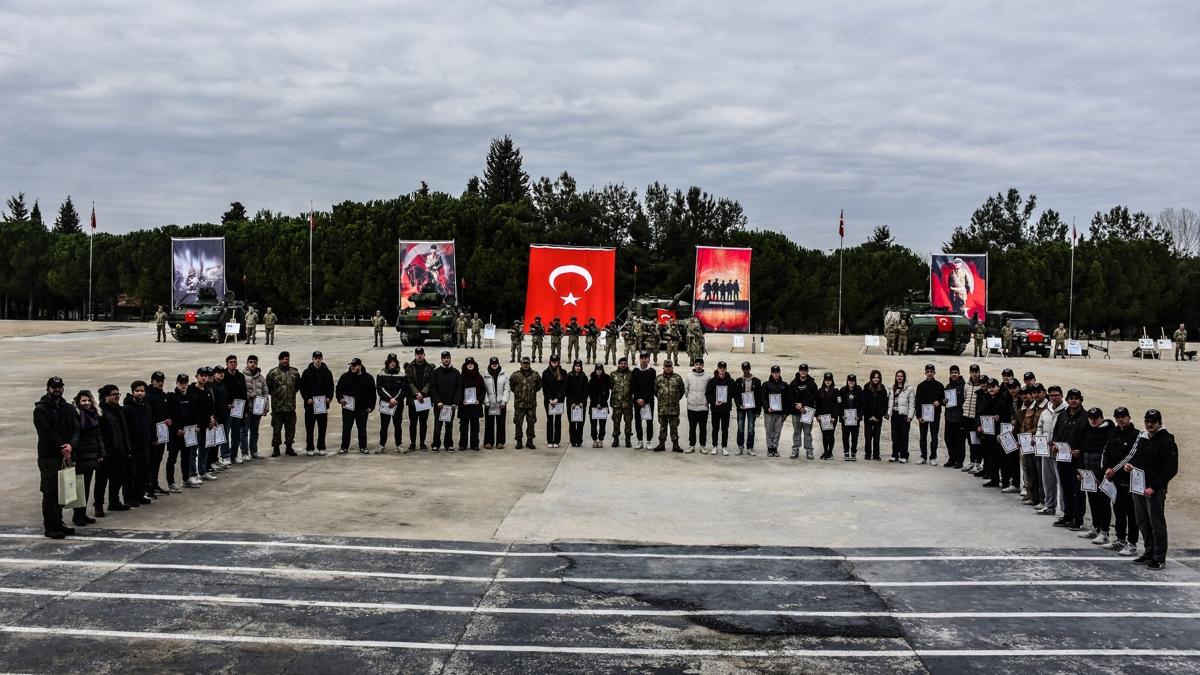 Mehmetik, lkenin drt bir yanndan gelen rencileri birliklerde arlad                                    