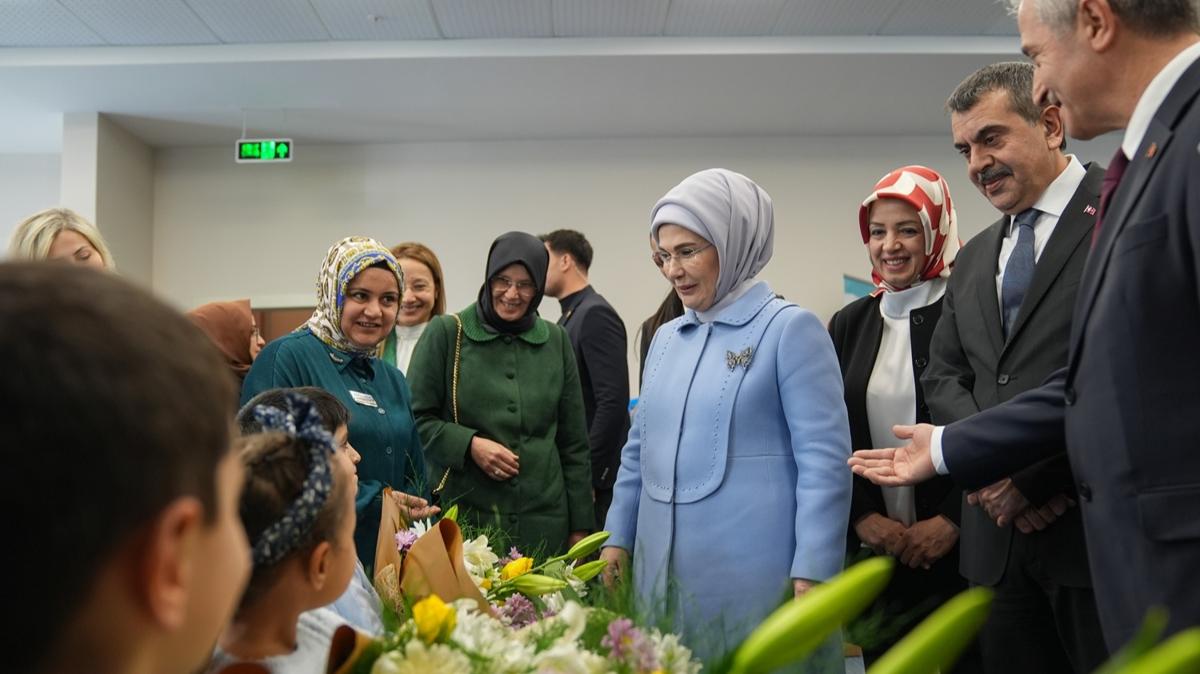 Emine Erdoan: Bilgiyle yetien her birey, gelecein inasnda en byk gtr