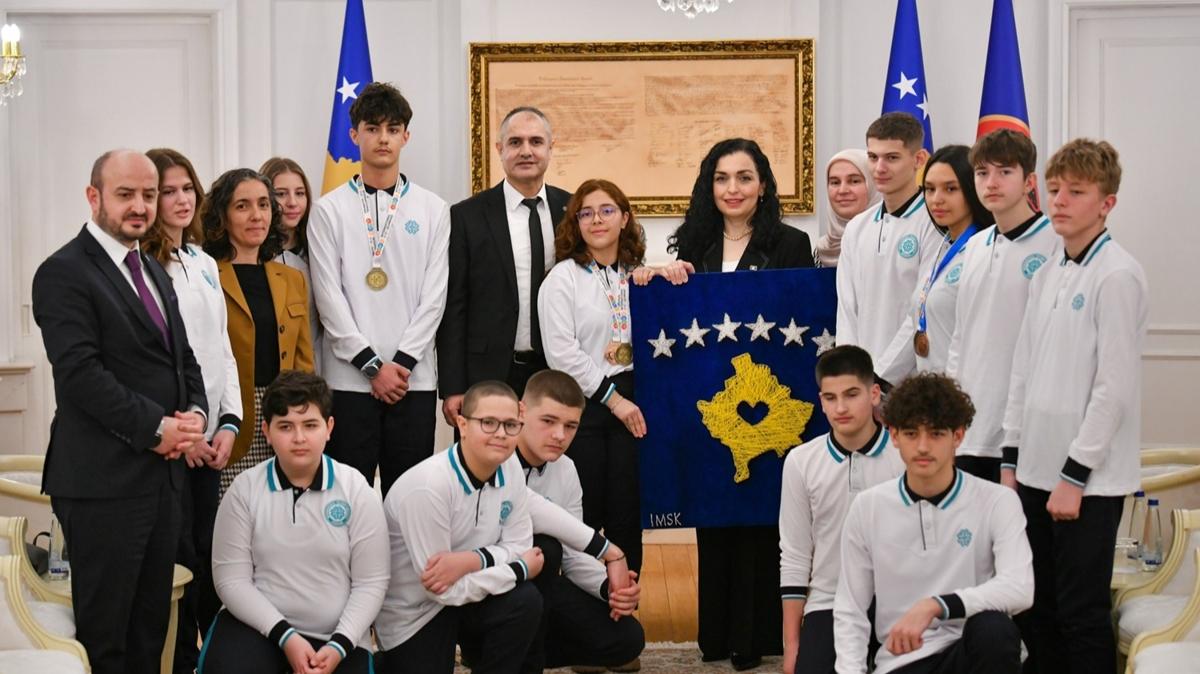 Uluslararas yarmada byk baar gstermilerdi! Kosova Cumhurbakan Maarif Okullar rencileri ile grt