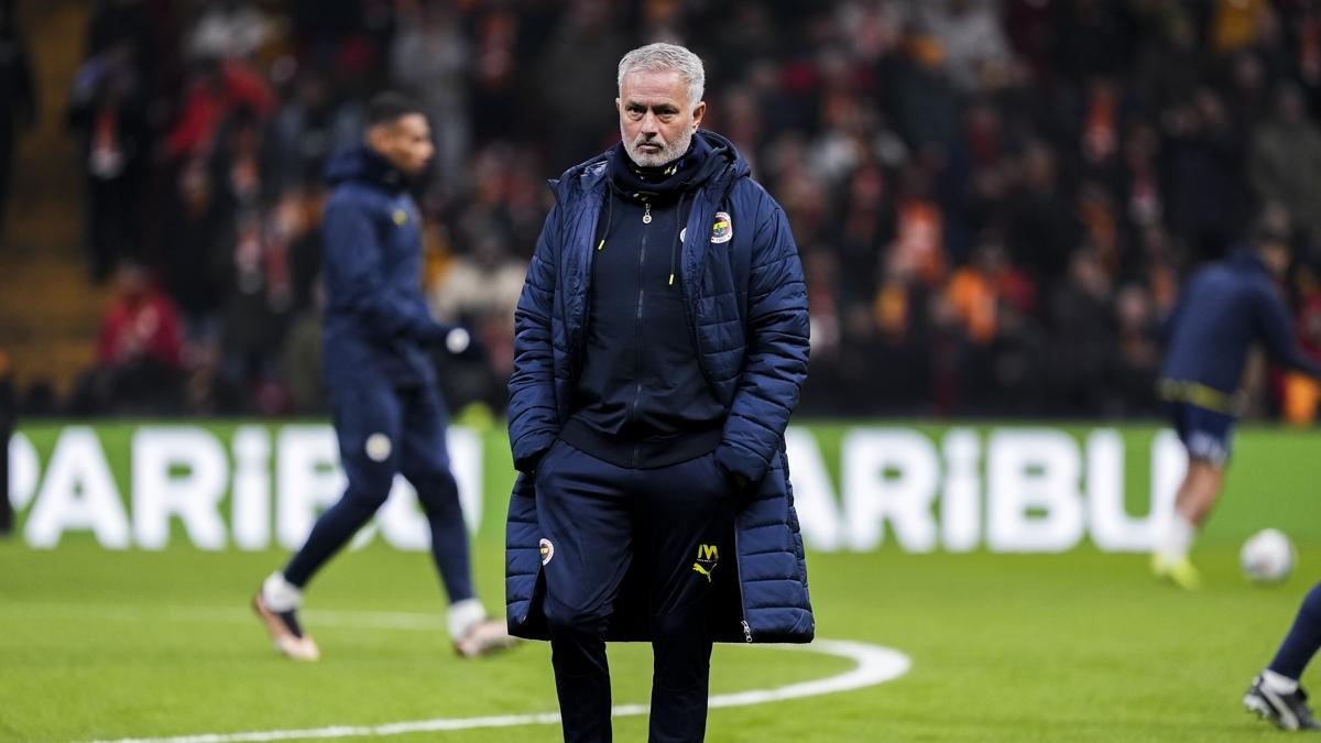 Fenerbahe duyurdu! Mourinho, Galatasaray'a dava at