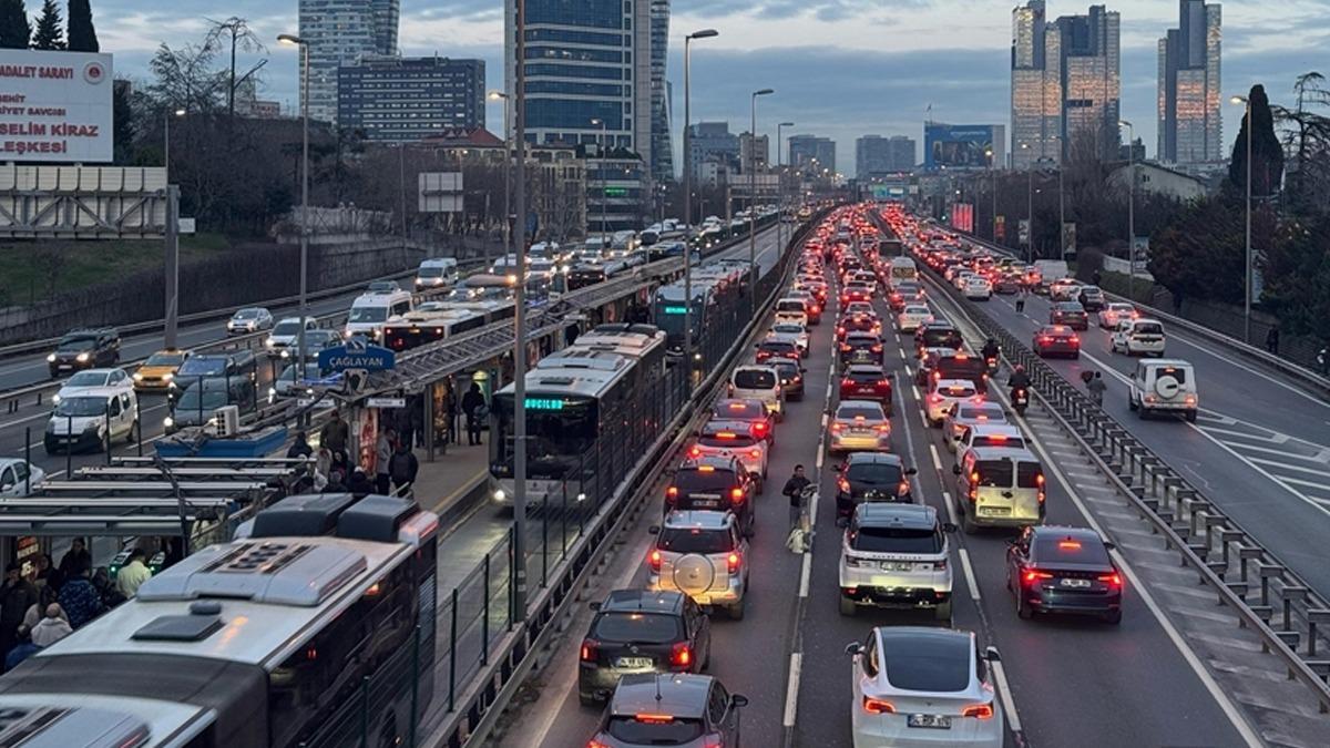 stanbul'da trafik yine kilit! Younluk yzde 85'e ulat