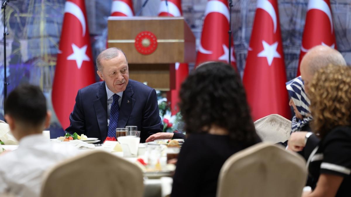 Cumhurbakan Erdoan'dan ehit aileleriyle iftar paylam